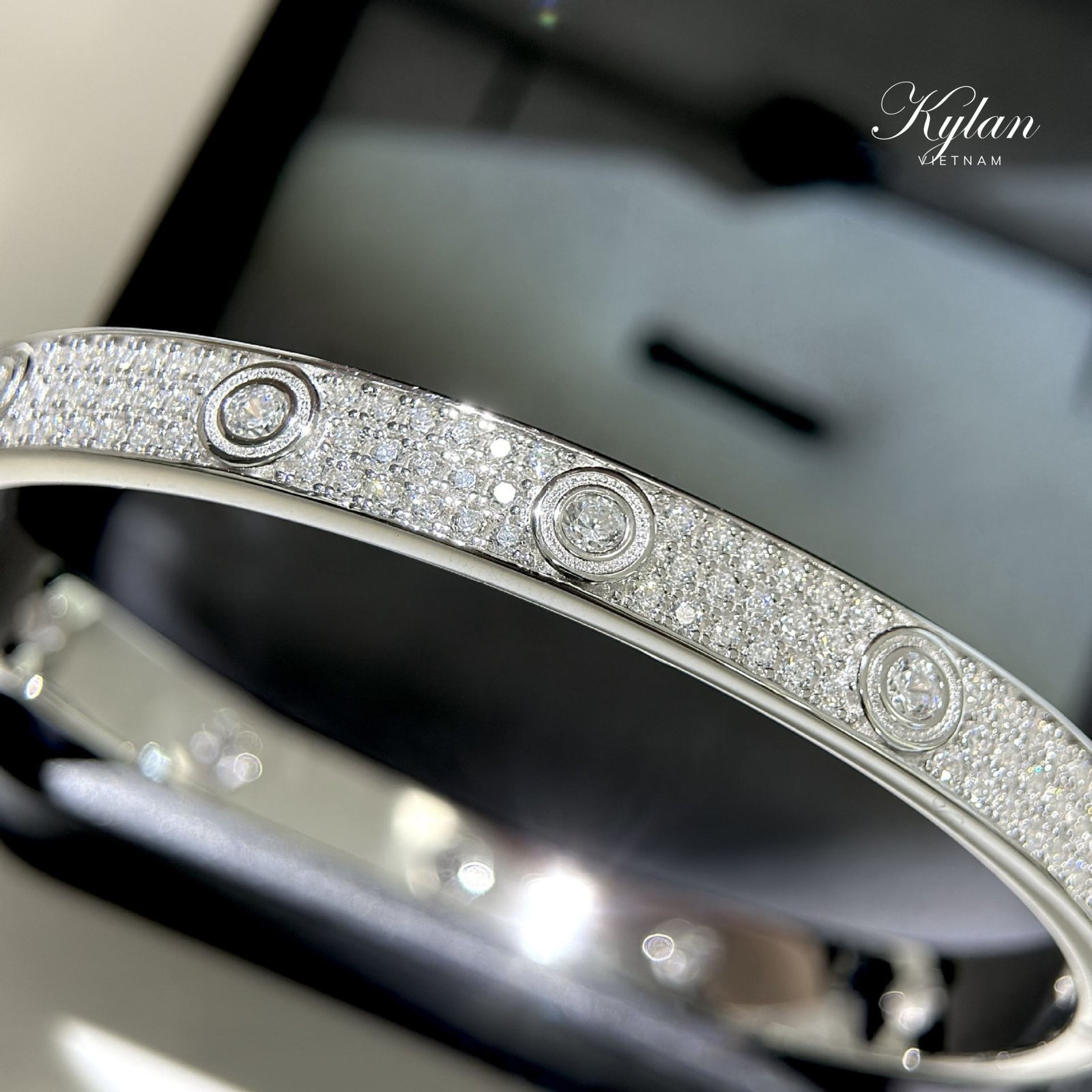 Vòng tay Cartier trên cổ tay người mẫu, thể hiện sự sang trọng
