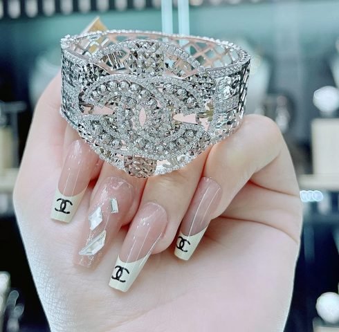 Vòng tay Chanel bản to vàng trắng đính đá bi viền hạt tròn tinh xảo