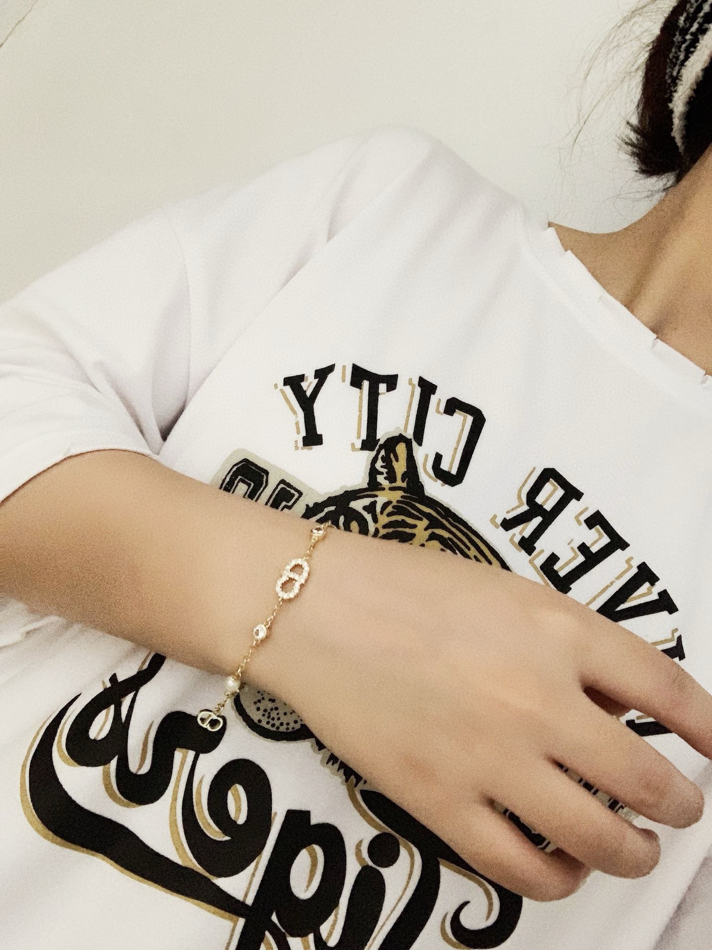 Vòng tay Chanel cá tính, với thiết kế đặc trưng và sự kết hợp vật liệu độc đáo.