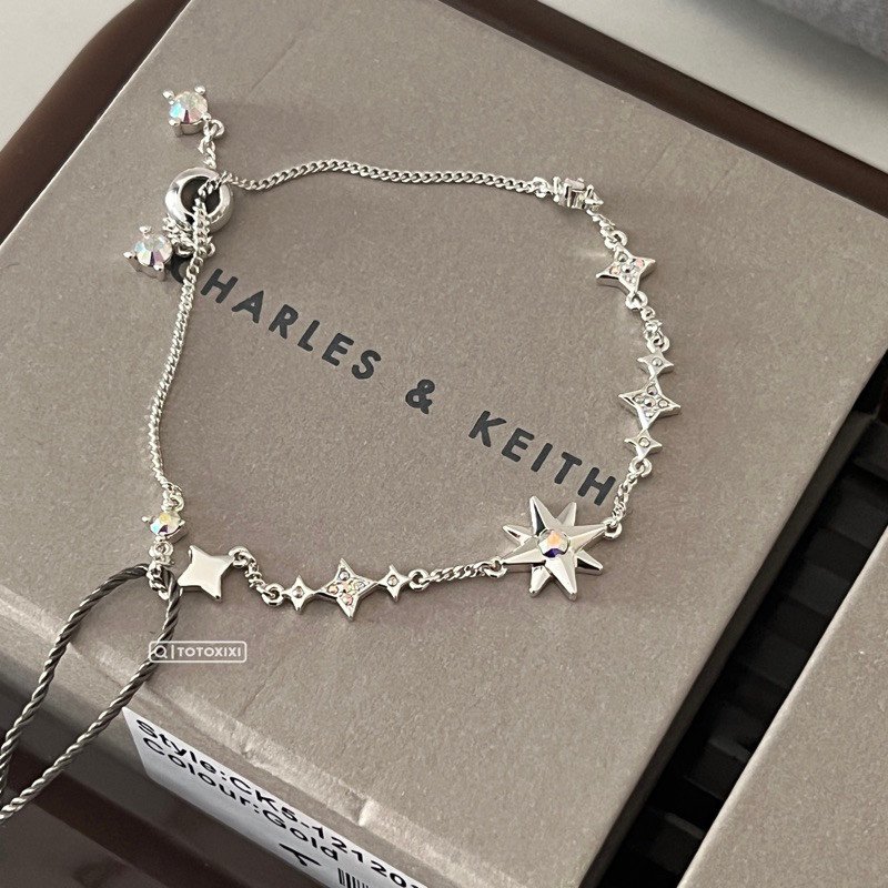 Vòng tay Charles &amp; Keith hình trái tim tinh tế và ý nghĩa