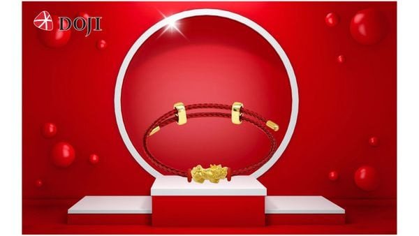 Vòng tay charm bện dây đỏ là thiết kế phù hợp cho những ai yêu thích sự nổi bật và may mắn trong phong thủy.