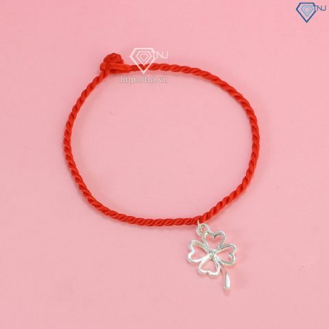 Vòng tay chỉ đỏ cỏ 4 lá may mắn trên tay