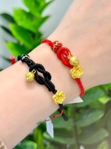 Vòng tay chỉ đỏ phong thủy được kết hợp với hạt đá quý nhiều màu sắc