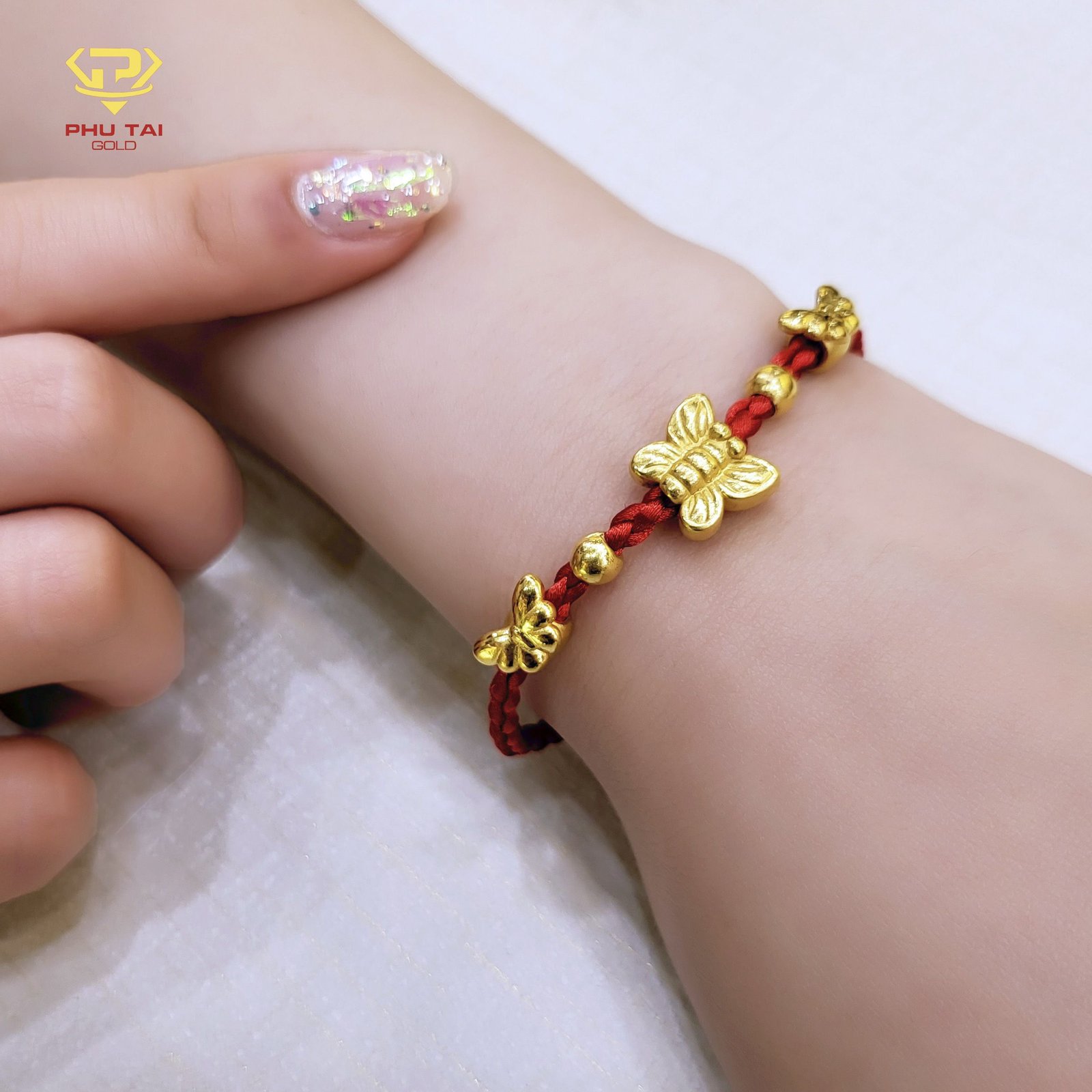 Vòng tay chỉ ngũ sắc kết hợp charm vàng