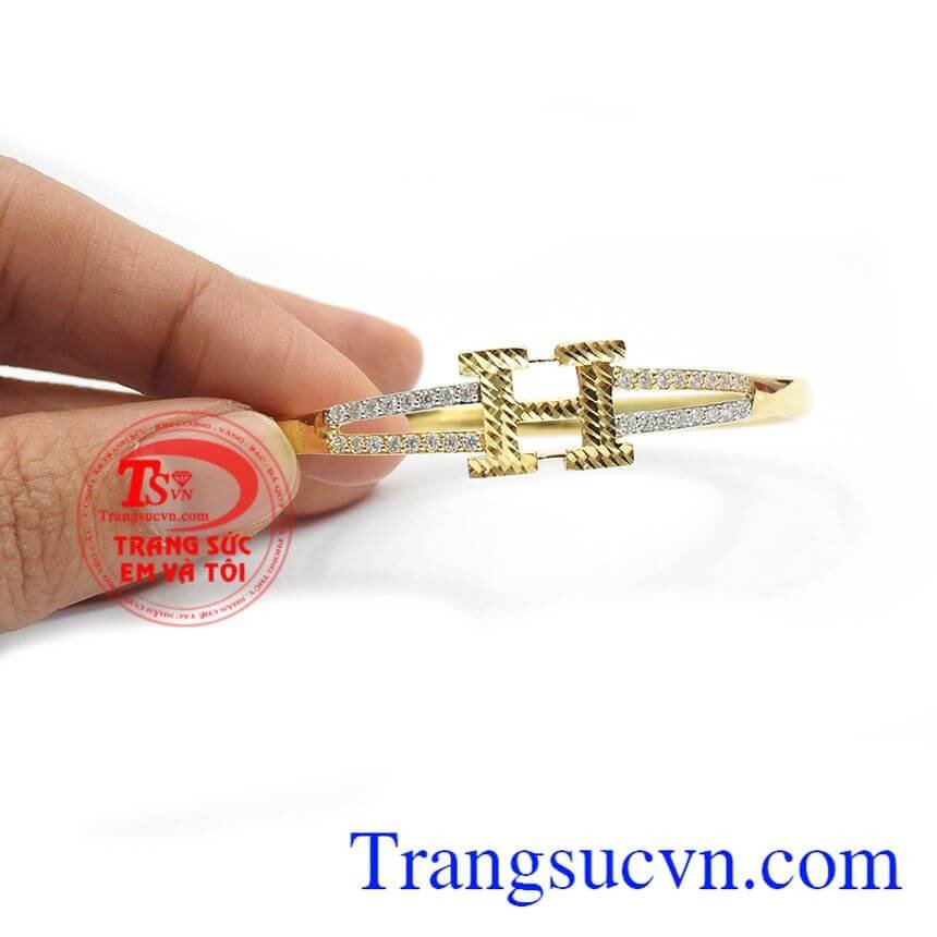 Vòng tay chữ H kết hợp cùng các loại trang sức đá quý