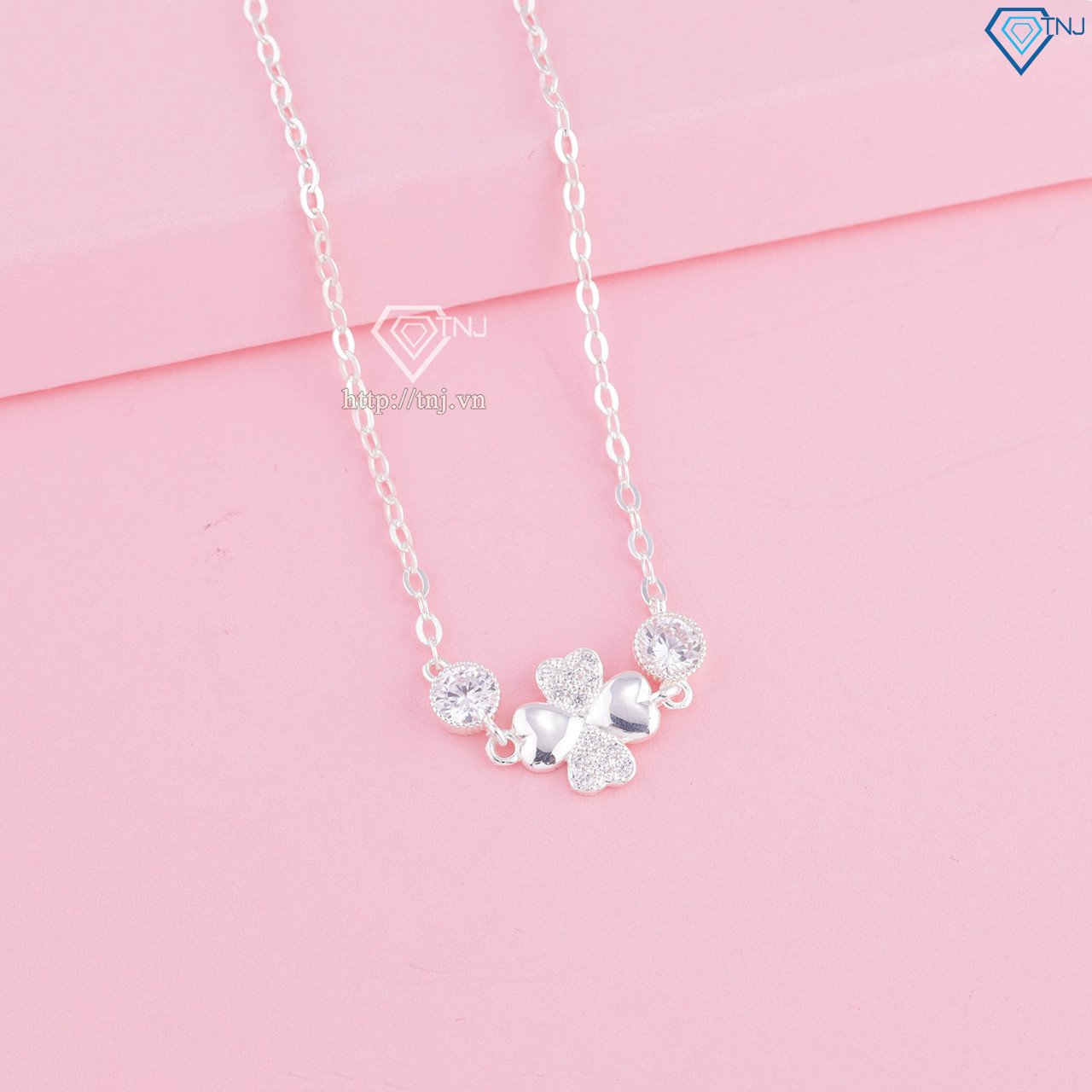 Vòng tay cỏ 4 lá cho nữ đeo trên tay