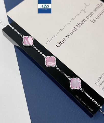 vòng tay cỏ 4 lá màu hồng tinh xảo
