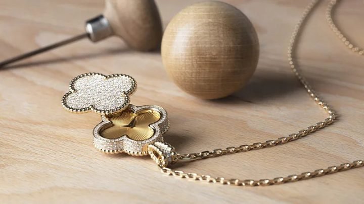 Vòng tay cỏ 4 lá Van Cleef & Arpels nổi bật với thiết kế tinh xảo và chất liệu cao cấp