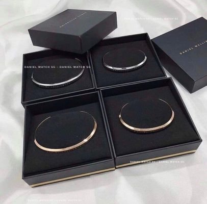 vòng tay cuff bạc đơn giản, tinh tế trên cổ tay