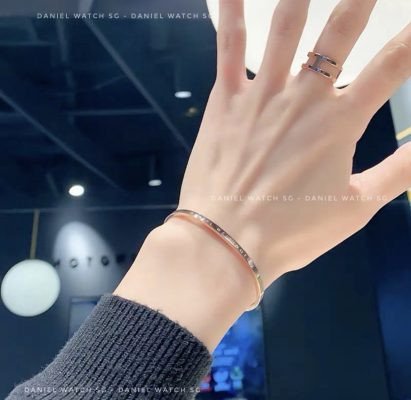 Vòng tay cuff chính hãng màu vàng hồng thanh lịch trên cổ tay