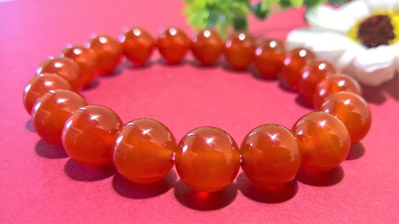 Vòng tay đá mã não đỏ 10 ly mang lại tài lộc cho người mệnh Thổ