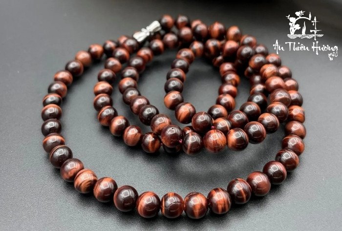 Vòng tay đá mắt hổ đỏ nâu với ánh sáng huyền ảo, biểu tượng dũng khí và sức khỏe cho nam giới mệnh Hỏa.