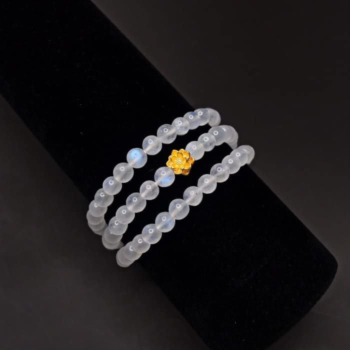 Vòng tay đá Mặt Trăng kết hợp charm hoa sen vàng tinh xảo, mang lại may mắn cho mệnh Kim