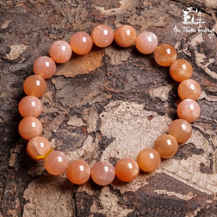 Vòng tay đá mặt trời lấp lánh với sắc cam đỏ, mang lại năng lượng lạc quan và ổn định tinh thần cho nam giới mệnh Hỏa.