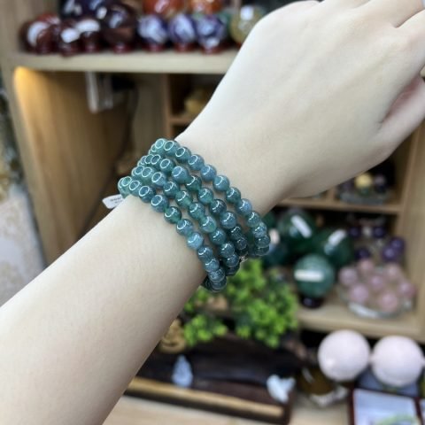 Vòng tay đá ngọc lam trên cổ tay thể hiện vẻ đẹp thanh lịch