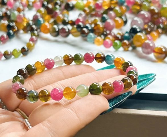 Vòng tay đá ngũ sắc rực rỡ mang ý nghĩa hài hòa phong thủy