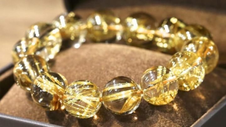 Vòng tay đá phong thủy cho người mệnh Thổ với gam màu nâu đỏ
