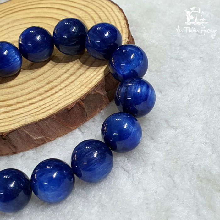Vòng tay đá Sapphire xanh lấp lánh, một vật phẩm phong thủy biểu tượng cho tình yêu chung thủy và quyền lực cho người mệnh Mộc