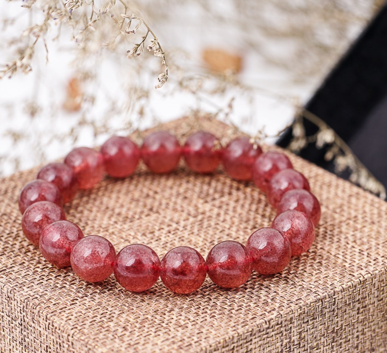 Vòng tay đá thạch anh dâu tây mang lại sức sống cho người mệnh Hỏa