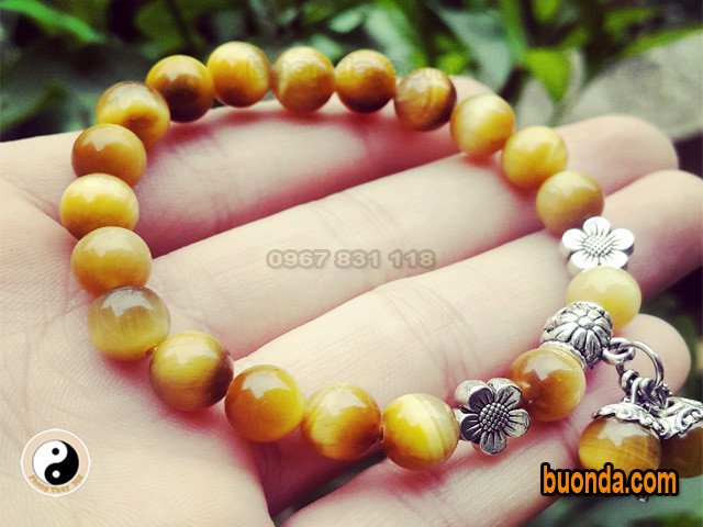 Vòng tay đá thạch anh mắt hổ vàng mang lại sự bình an cho người mệnh Thổ
