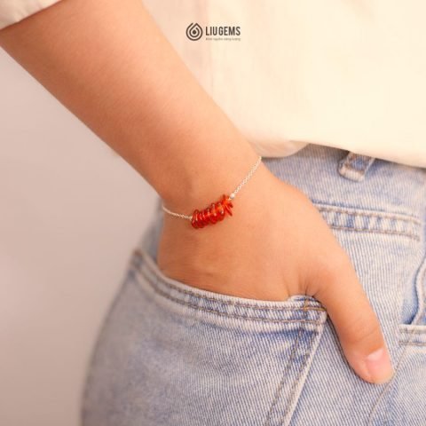 Vòng tay đá thô Hổ Phách với charm bạc 925 độc đáo