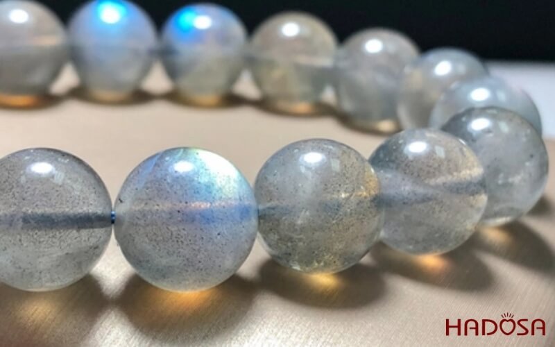 Vòng tay đá xà cừ labradorite mang yếu tố phong thủy