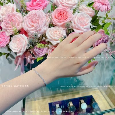 Vòng tay Daniel Wellington Tennis bạc lấp lánh trên cổ tay người mẫu