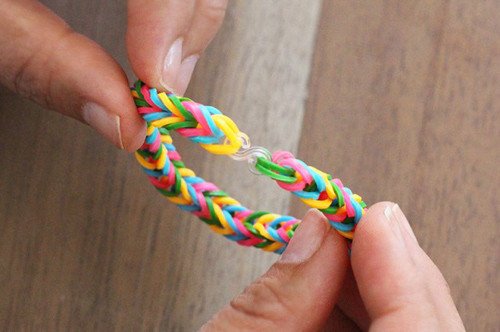 Vòng tay dây thun nhiều màu sắc sau khi hoàn thành