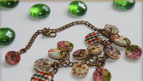 Vòng tay dây xích handmade phong cách vintage với các nút áo được phối hợp tinh tế.