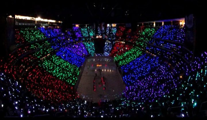 Vòng tay đèn LED rực rỡ trong không gian concert tạo hiệu ứng ánh sáng đồng bộ