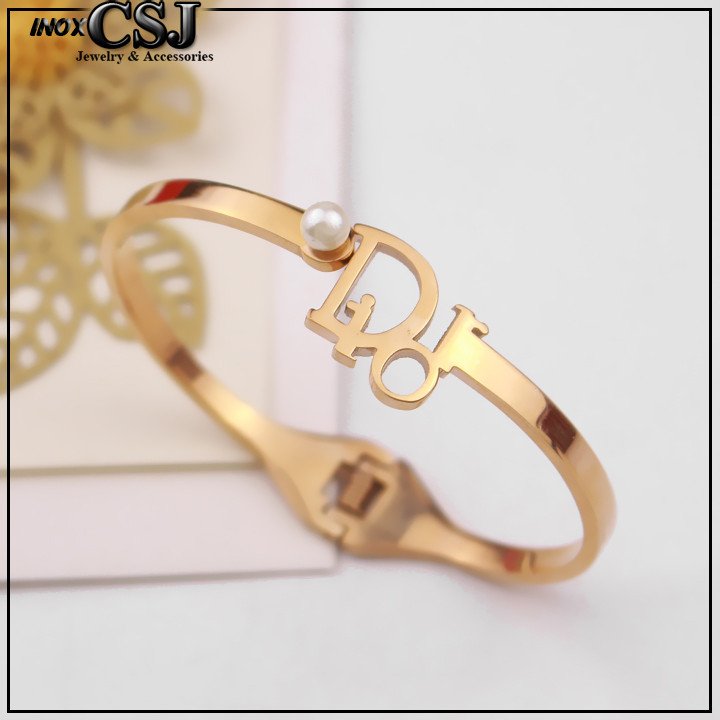 Vòng tay Dior bạc với họa tiết logo CD đặc trưng, mang vẻ đẹp hiện đại và thanh lịch.