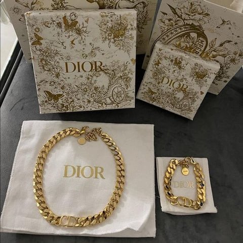 Vòng tay Dior màu vàng sang trọng quý phái