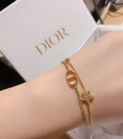 Vòng tay Dior sang trọng đính đá quý