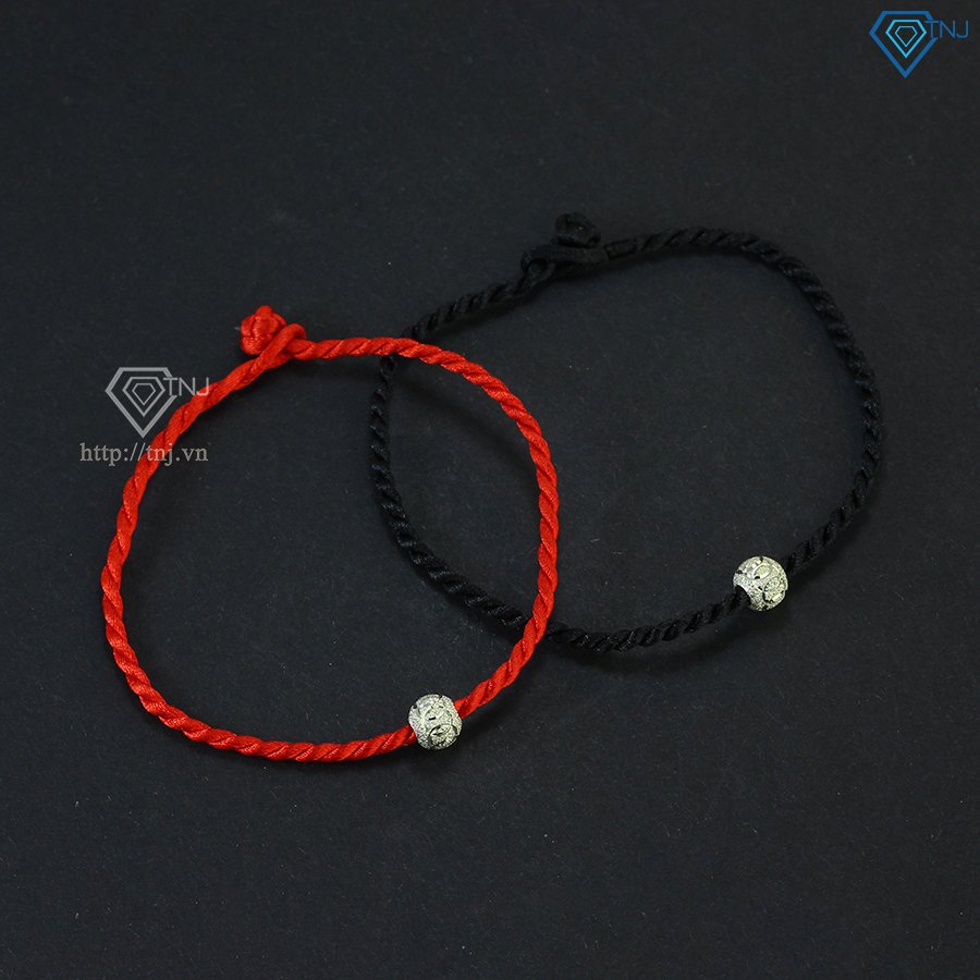 Vòng tay đôi chị em với mặt dây bạc hình tròn khắc tên tinh tế
