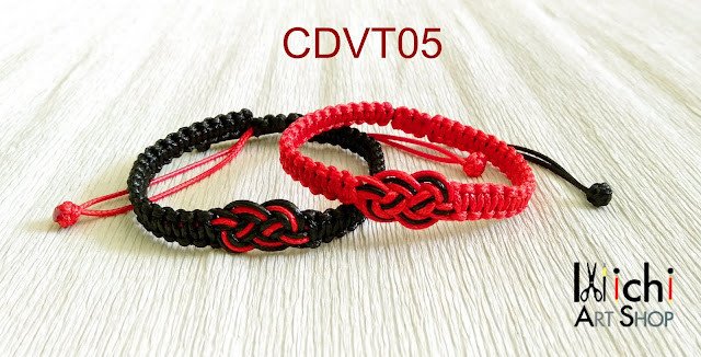 Vòng tay đôi handmade đính đá và charm kim loại mang phong cách vintage