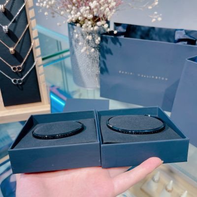 Vòng tay DW Classic Cuff kết hợp đồng hồ DW trên cổ tay, thể hiện phong cách tối giản