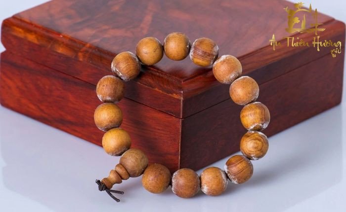 Vòng tay gỗ hoàng đàn với màu nâu trung tính và lớp tuyết trắng tự nhiên, mang lại may mắn và đẩy lùi năng lượng tiêu cực