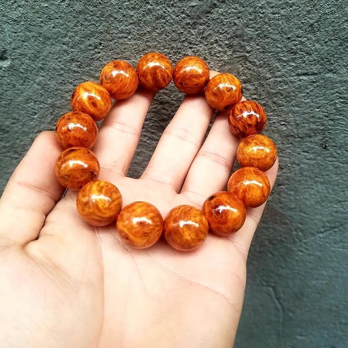 Vòng tay gỗ huyết long đỏ thấu quang, biểu tượng may mắn cho mệnh Thổ
