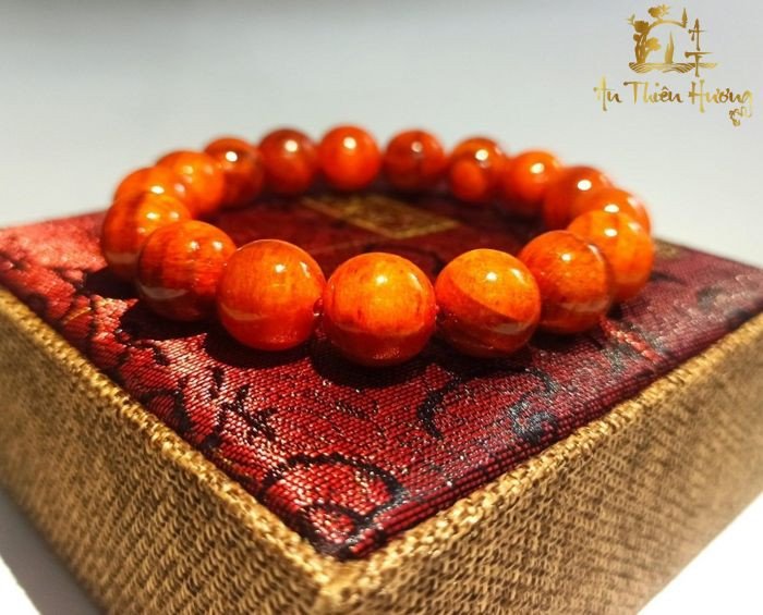 Vòng tay gỗ huyết long màu đỏ thẫm, tỏa ra năng lượng rực rỡ, mang lại vượng khí và may mắn cho người mệnh Mộc