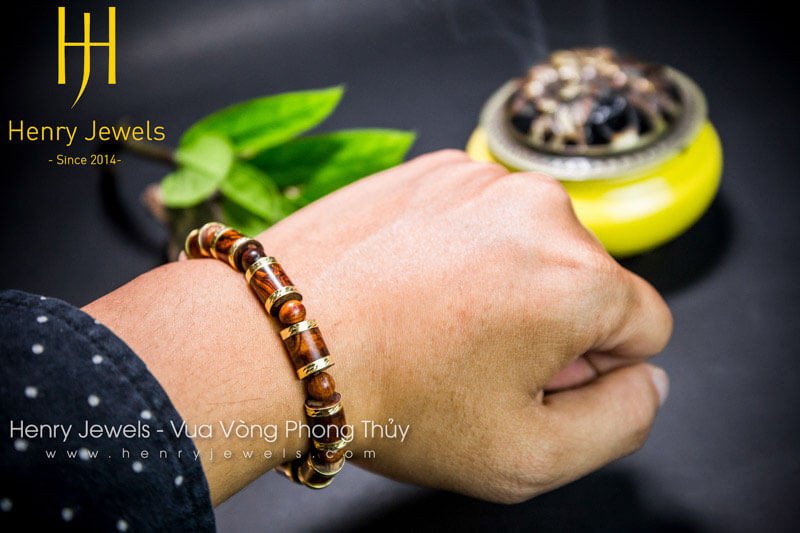 Vòng tay gỗ sưa đỏ bọc vàng thể hiện đẳng cấp và phong cách