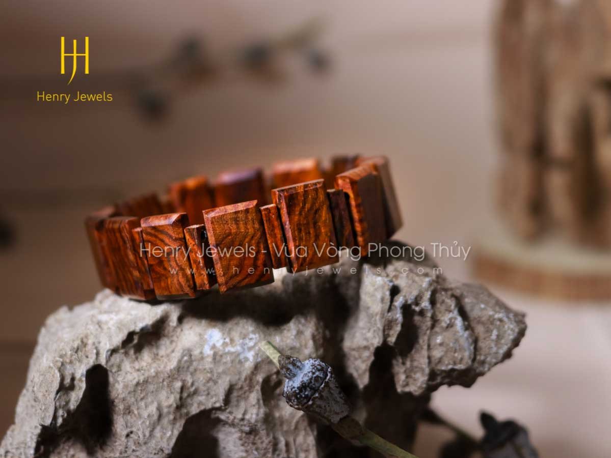 Vòng tay gỗ sưa đỏ mang ý nghĩa phong thủy và năng lượng tích cực