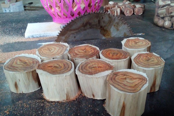 Vòng tay gỗ sưa tự nhiên với các hạt gỗ tròn, vân đẹp mắt
