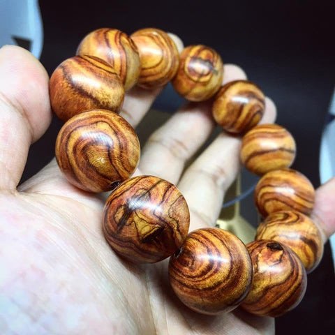 Vòng tay gỗ sưa với vân gỗ độc đáo