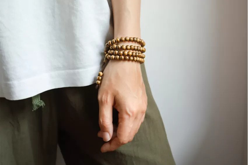 Vòng tay gỗ trầm hương handmade cho nam mang vẻ đẹp tự nhiên mộc mạc