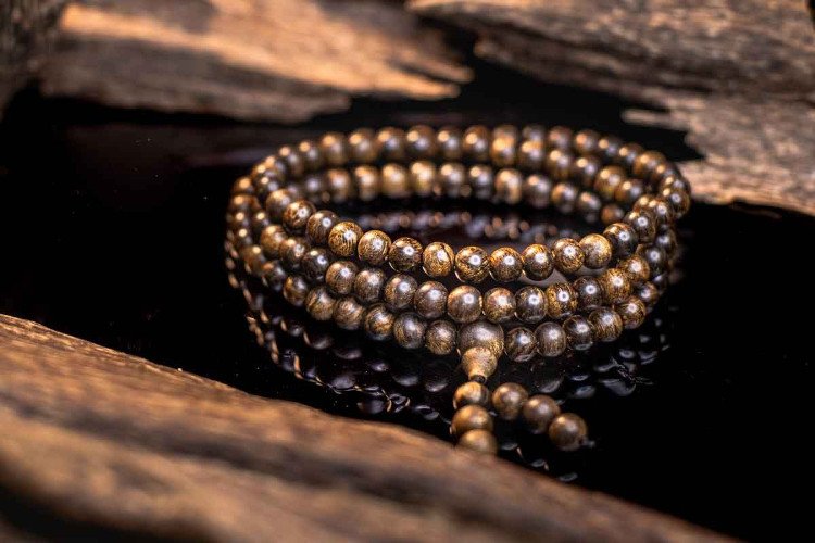 Vòng tay gỗ trầm hương, tịnh tâm và chiêu tài lộc hiệu quả