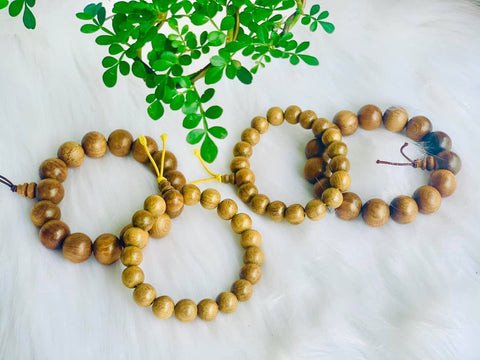 Vòng tay gỗ tự nhiên đẹp mắt với vân gỗ độc đáo, thể hiện nét đặc trưng của gỗ làm vòng tay