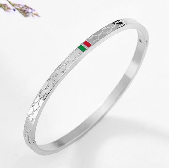 Vòng tay Gucci nữ thanh lịch trên cổ tay