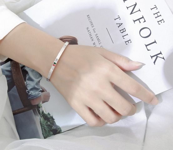Vòng tay Gucci nữ titan màu trắng sang trọng