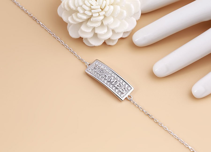 Vòng tay Hermes bạc ánh kim sang trọng trên nền trắng