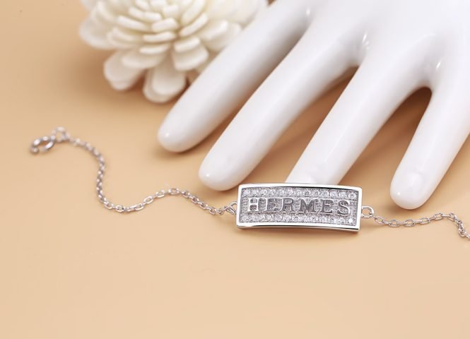 Vòng tay Hermes bạc thiết kế mắt xích cá tính cho quý cô hiện đại